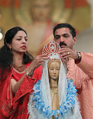 couple with mary statue during pilgrimage