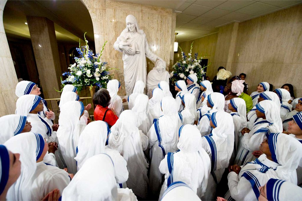 nuns view mother teresa statue on tour