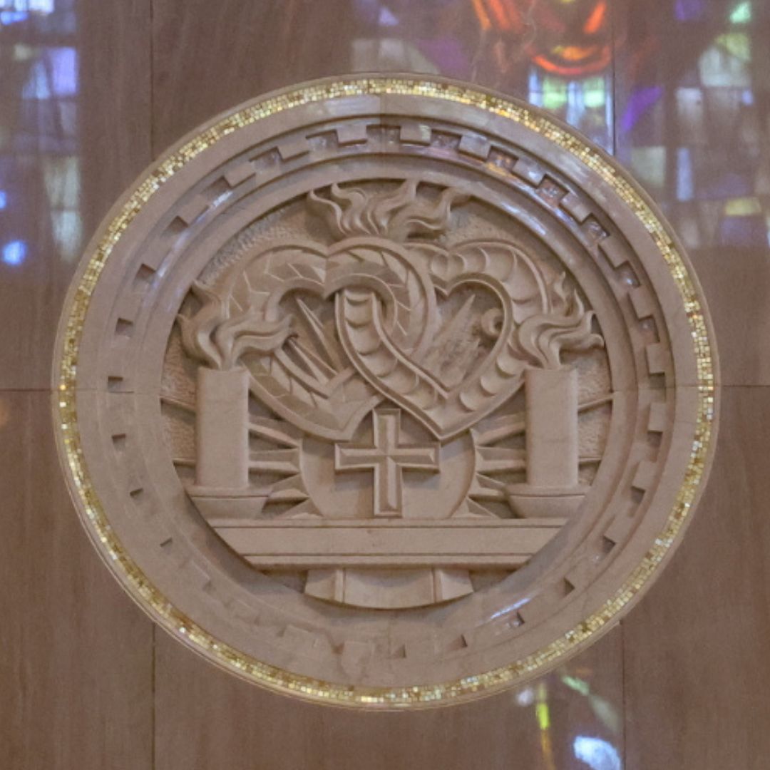 Two hearts sculpted in a rondel