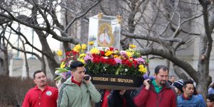 Pilgrims carry an icon of Our Lady of Suyapa outdoors