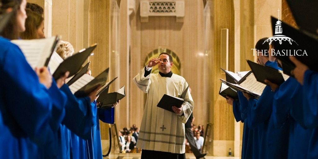 Peter Latona conducting singers