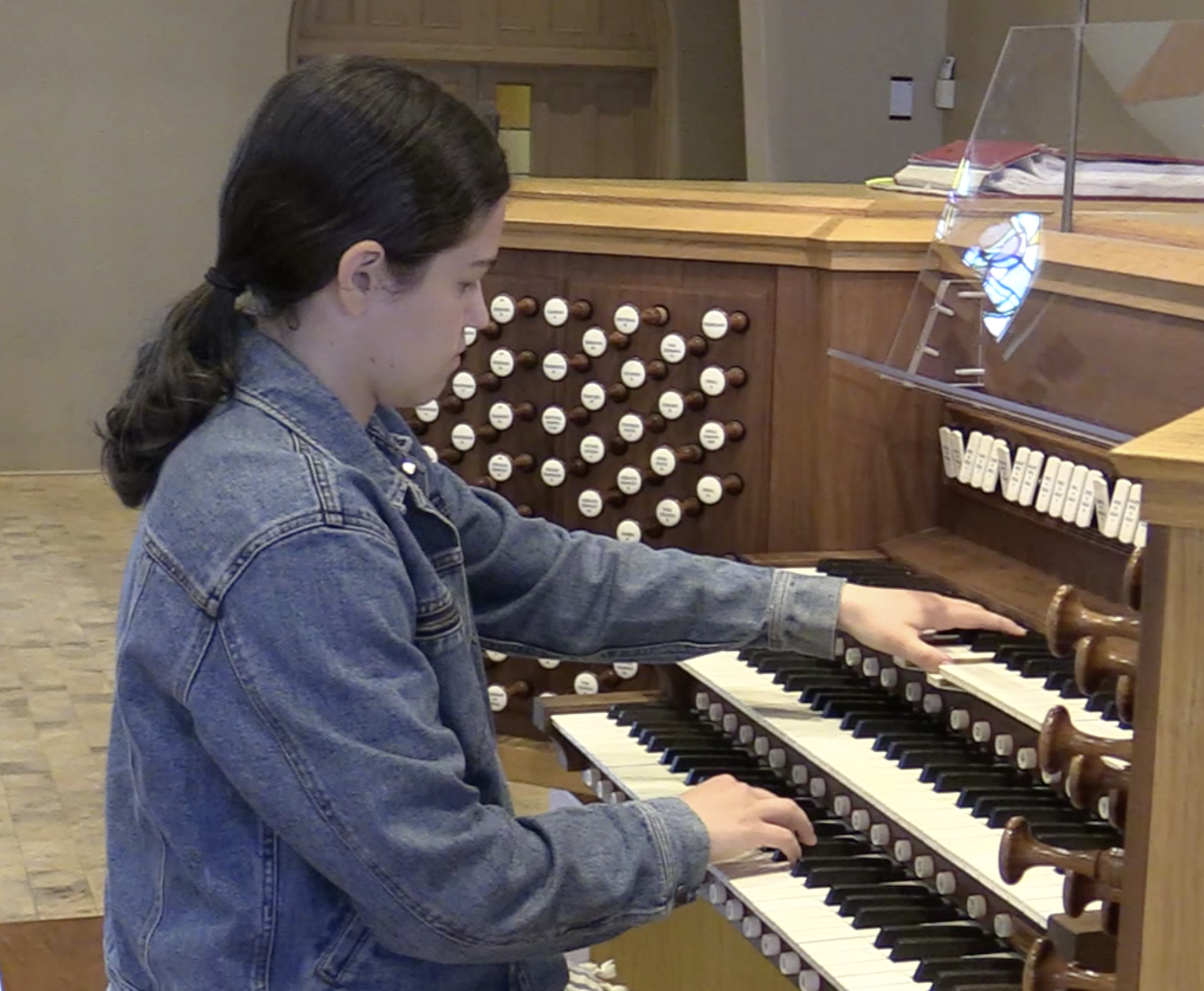 Organist Sarah Palmer performing 