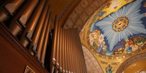 organ with dome